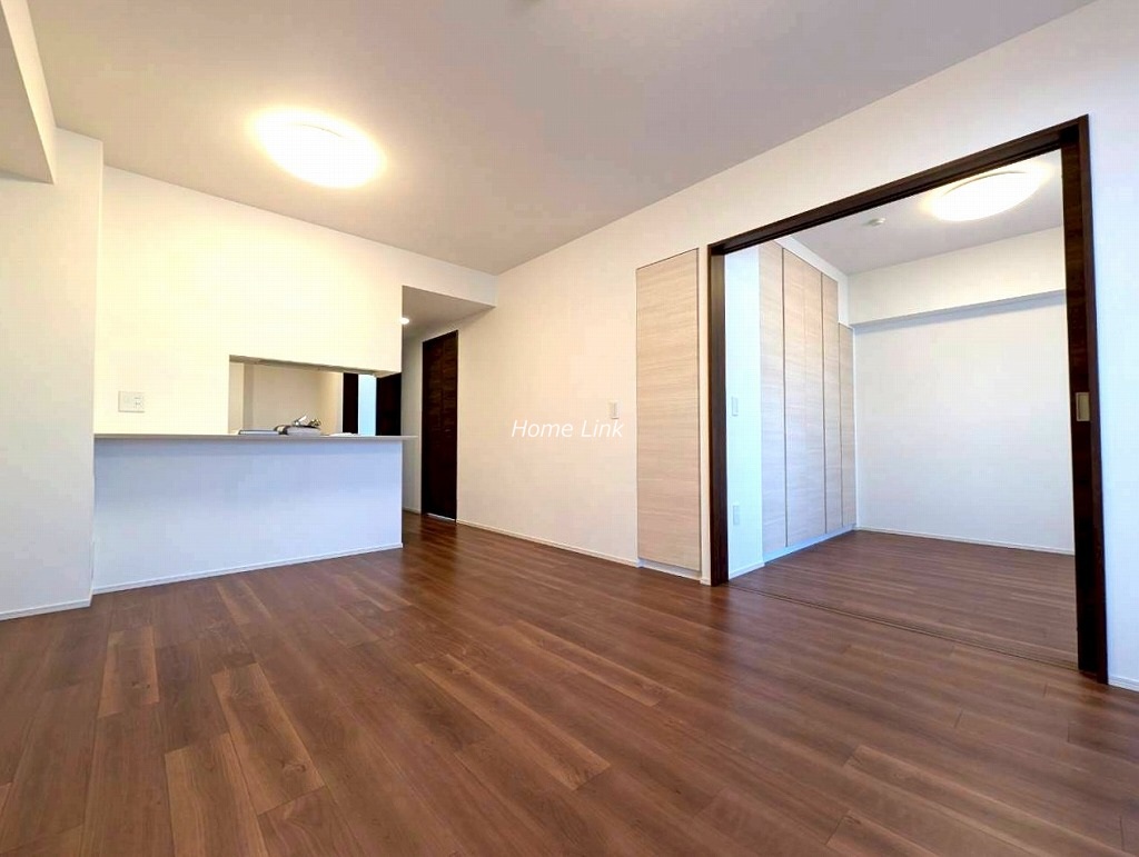 アデニウム志村三丁目5階　洋室を開け放って約20.5帖のLDK